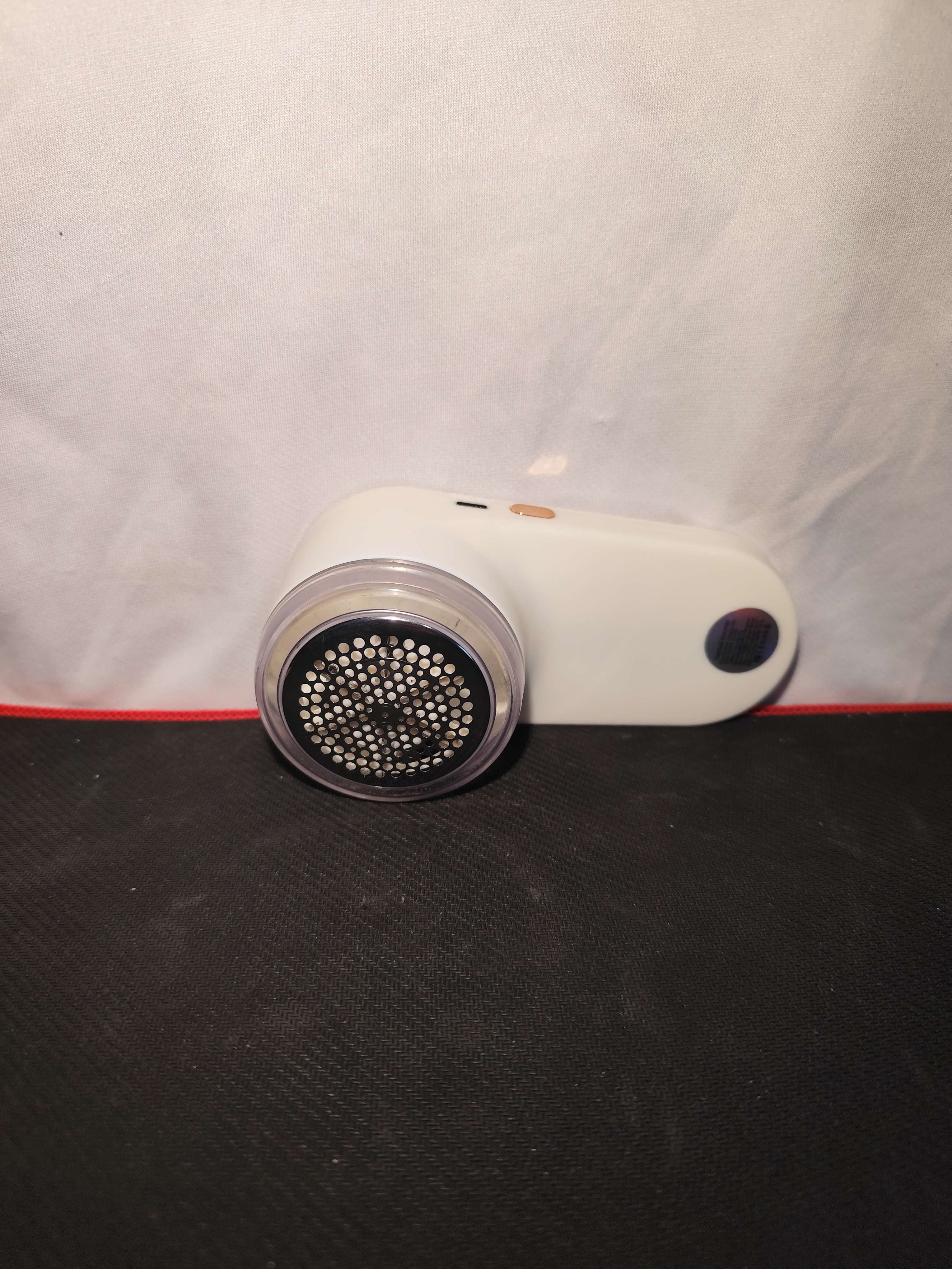 Elektroniczna golarka do ubrań