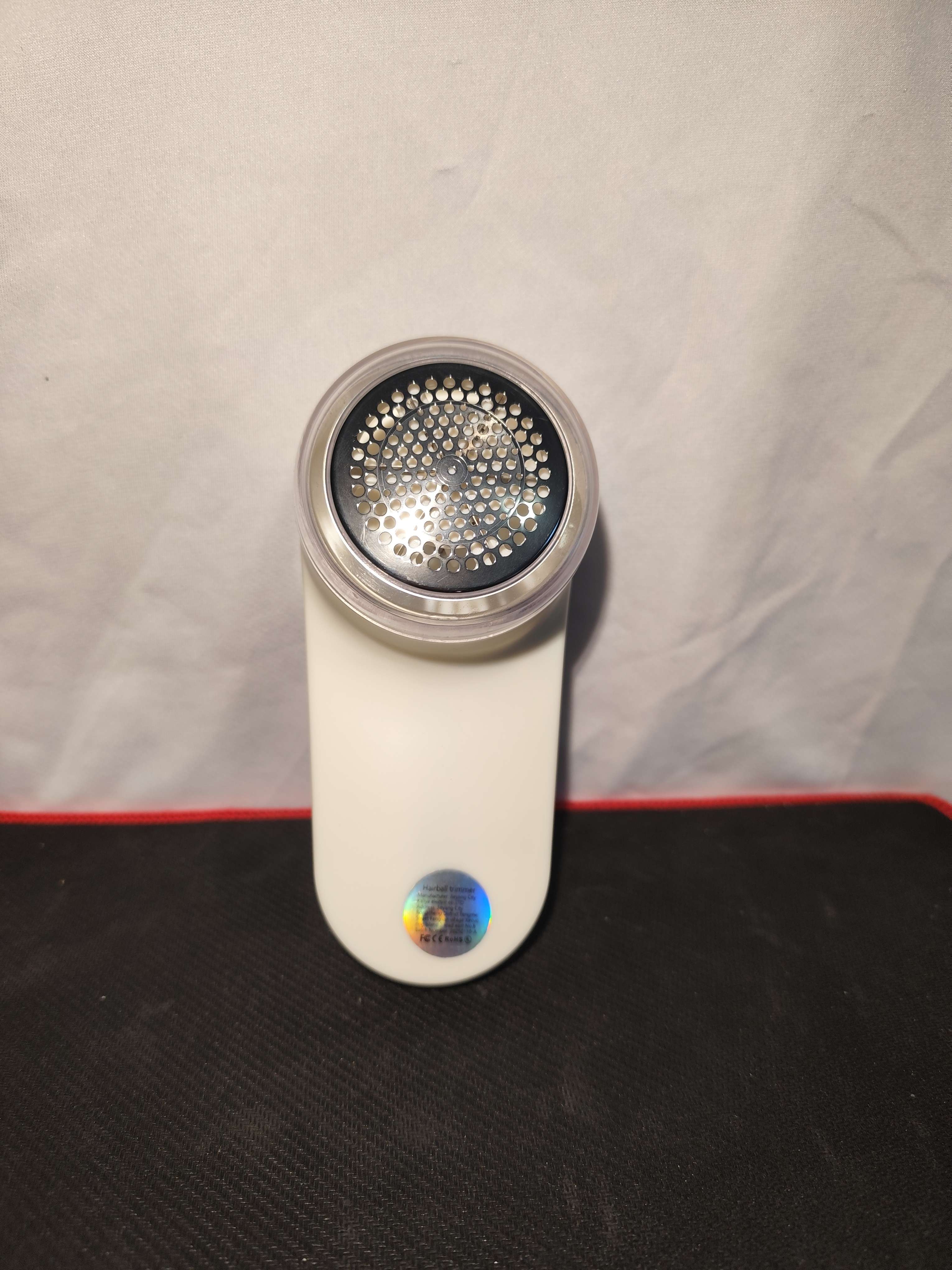 Elektroniczna golarka do ubrań