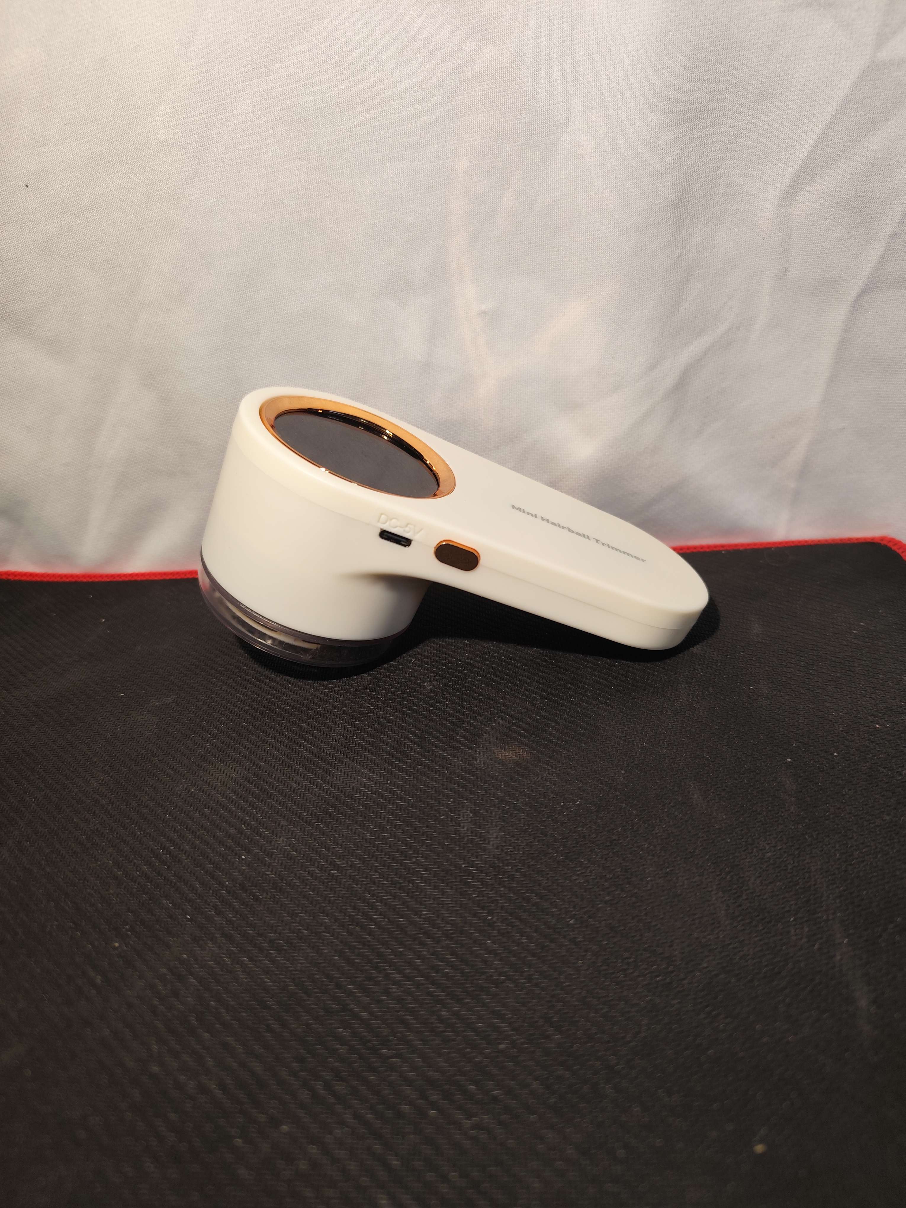 Elektroniczna golarka do ubrań