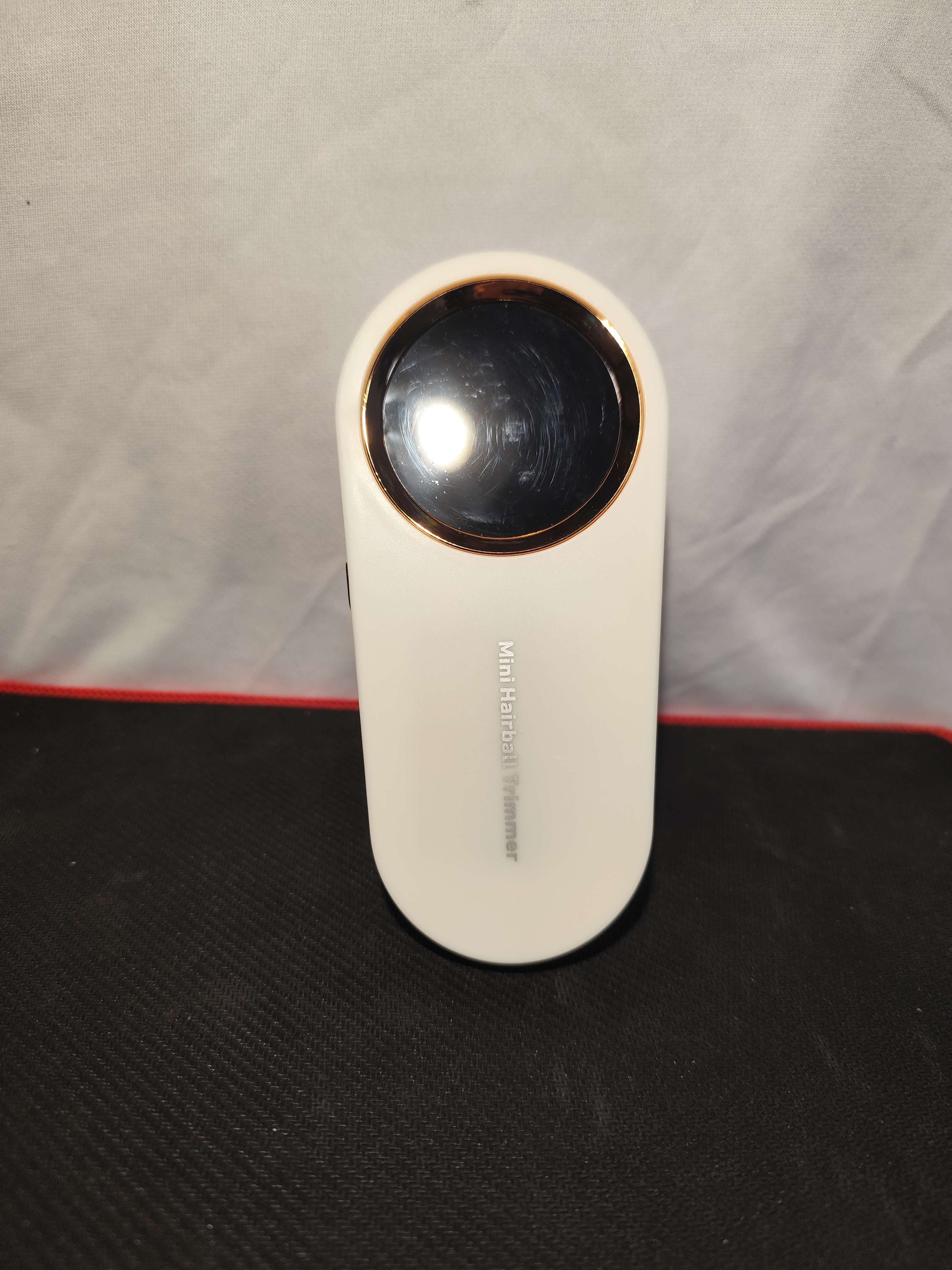 Elektroniczna golarka do ubrań