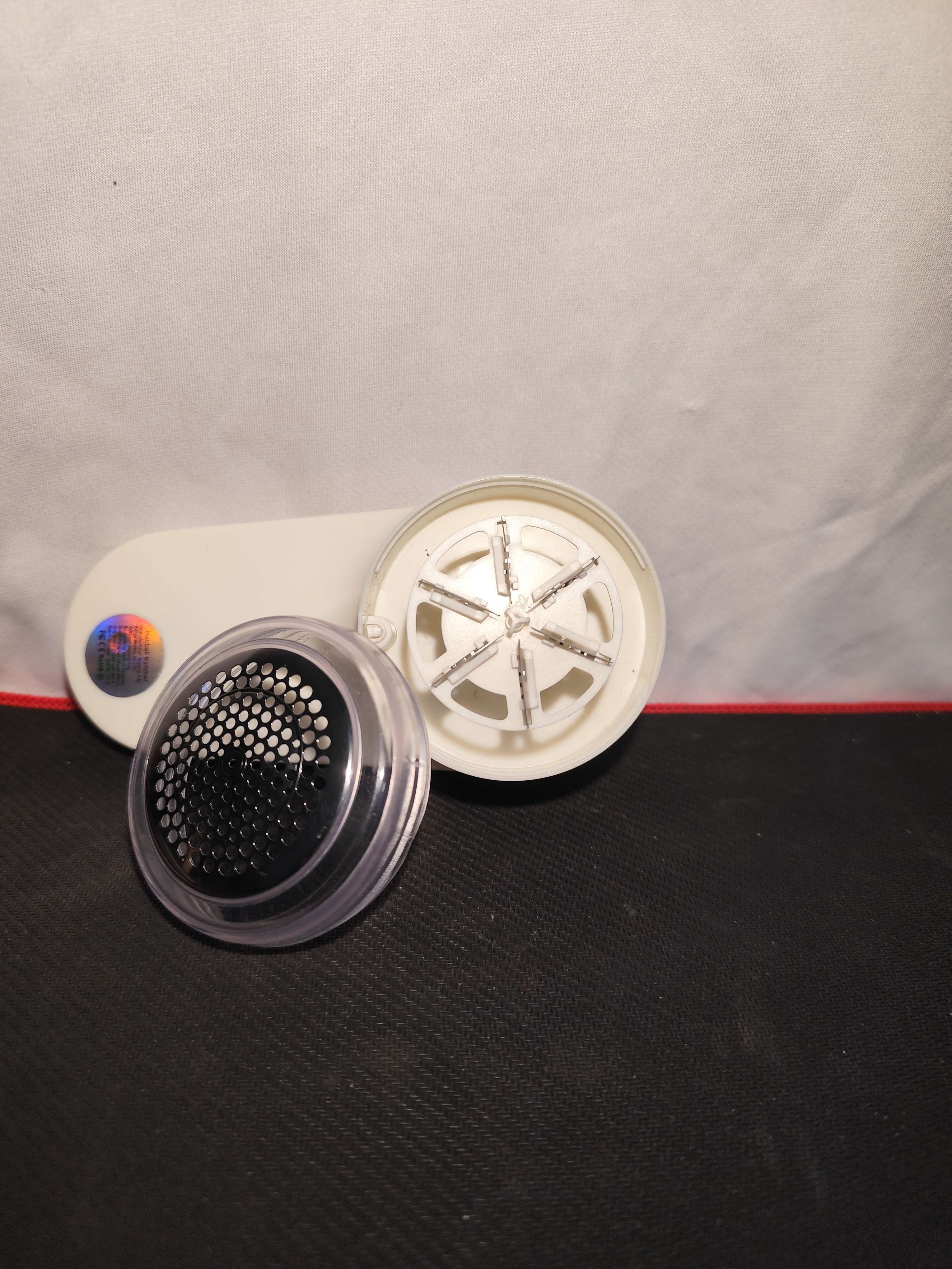 Elektroniczna golarka do ubrań